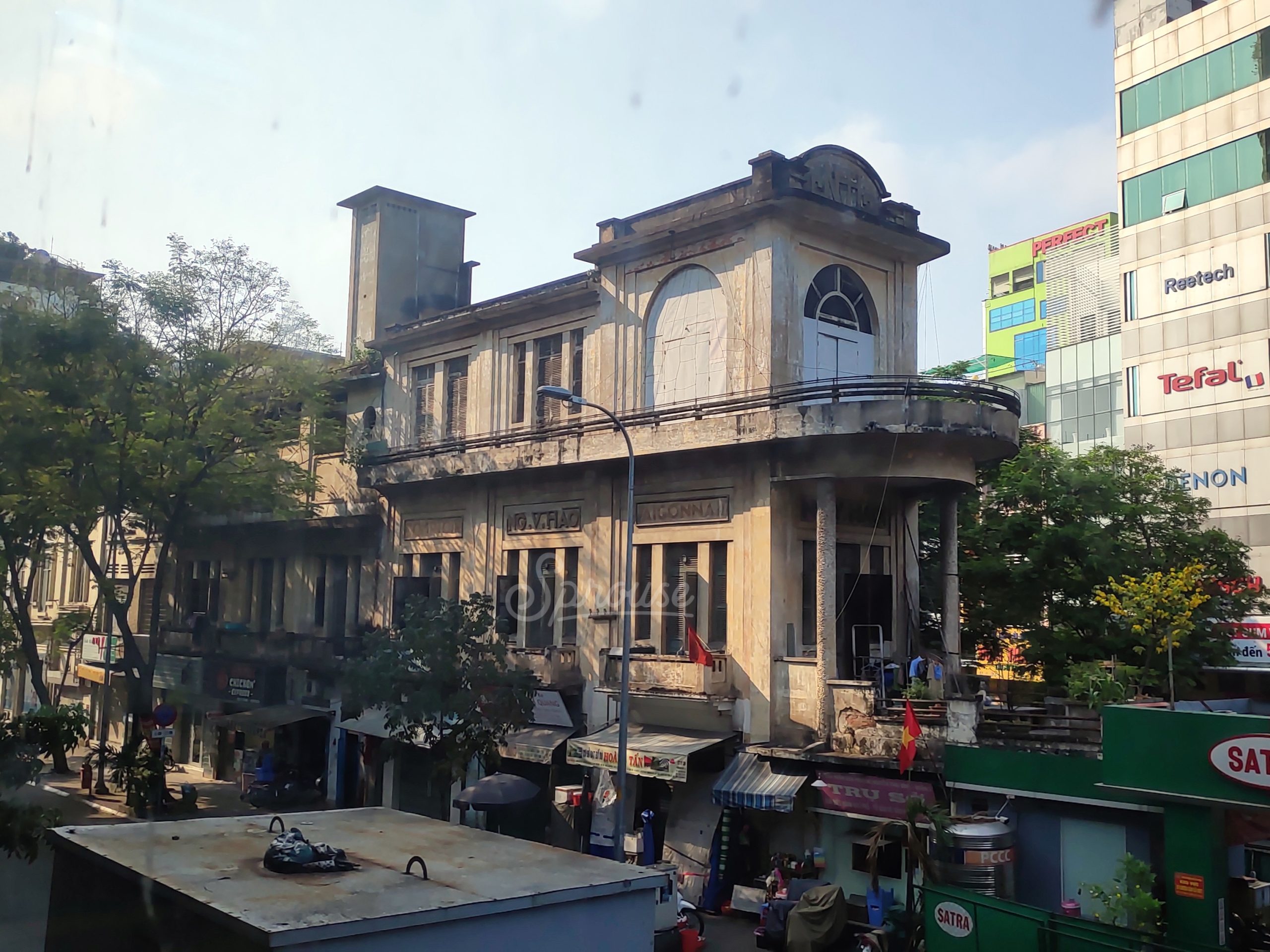 2 bức ký họa dinh thự cổ